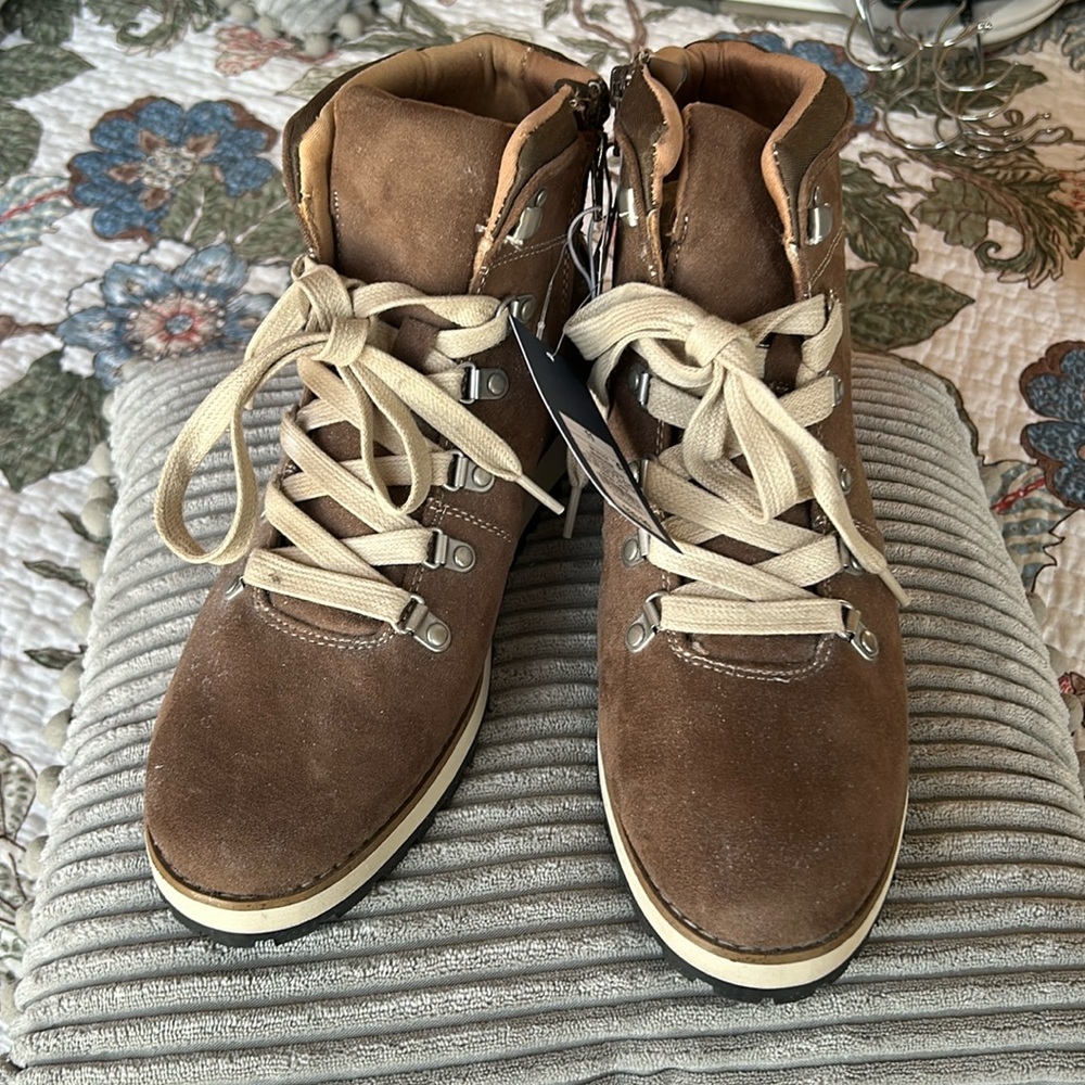 NWT - Universal Thread Hiking Boots